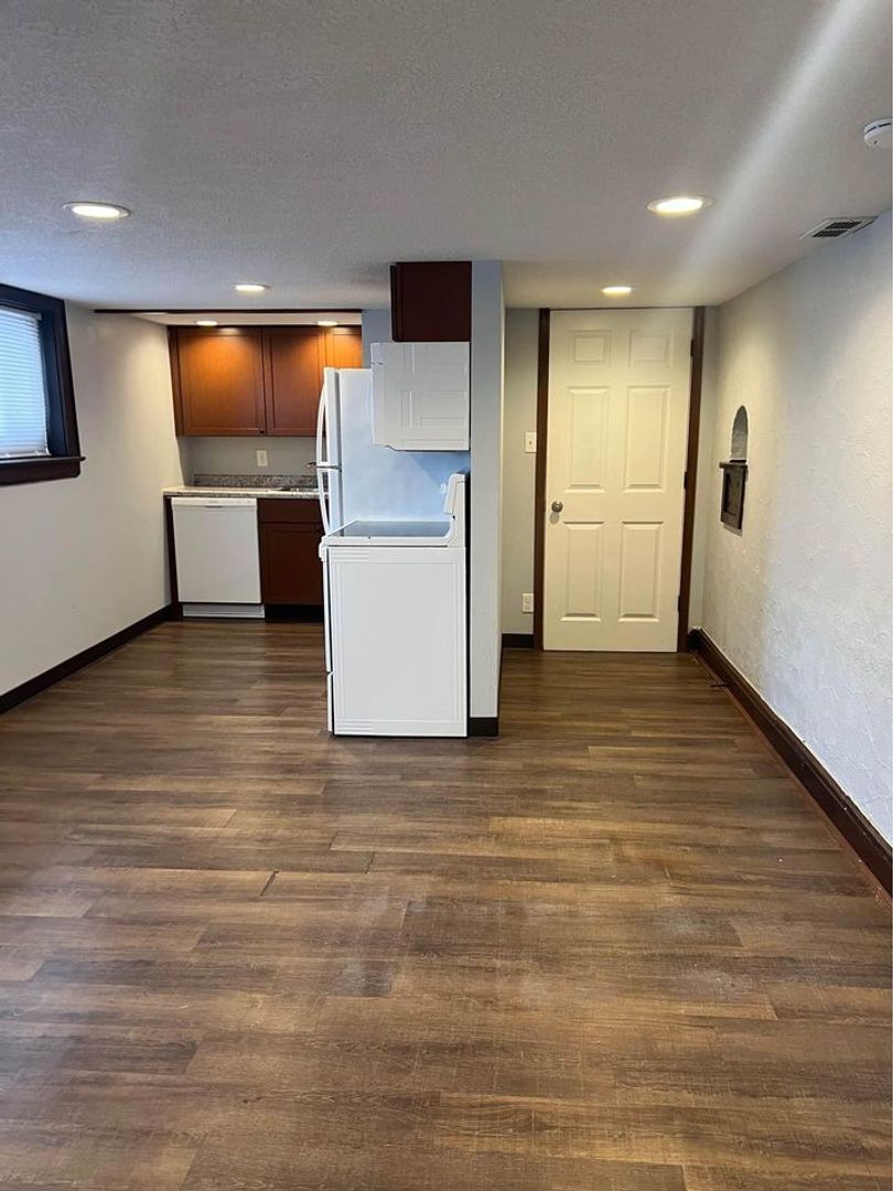 East Moline Apartment: 2006 7th St