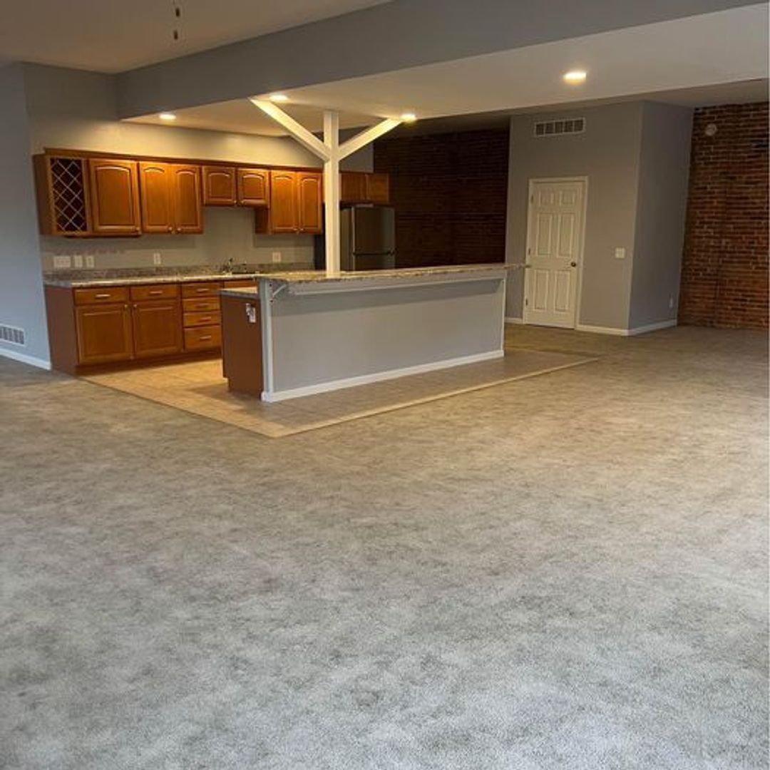 Davenport Apartment: 300 - 306 W 3rd St