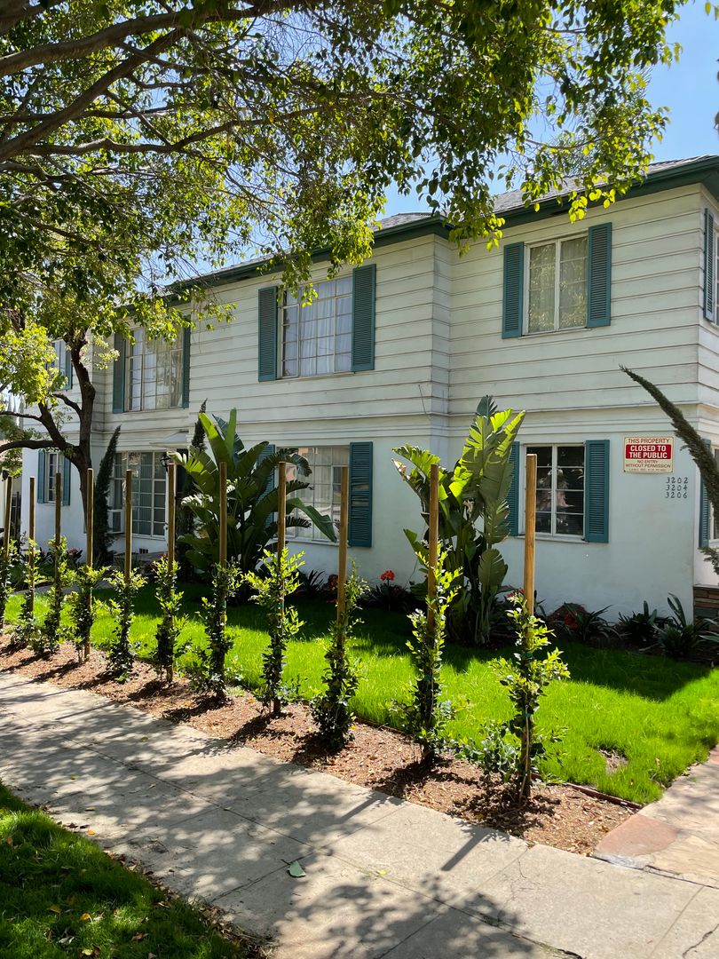 Los Angeles Apartment: 3200 Rowena Avenue