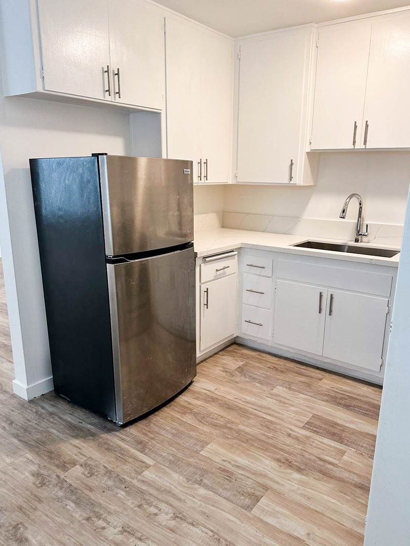 Venice Apartment: 416 Rose Avenue - #1