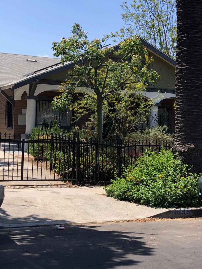 Los Angeles Apartment: 1236 Leighton Avenue