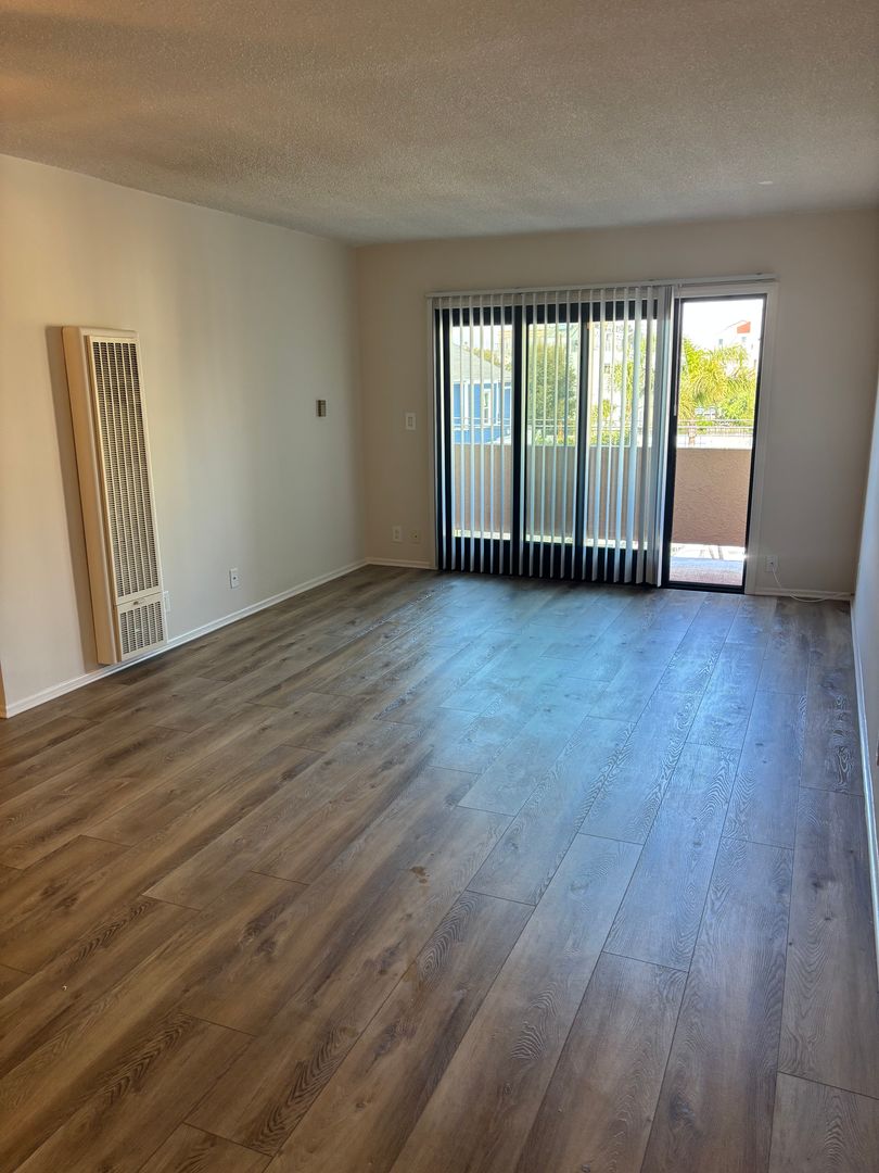 Venice Apartment: 116 Rose Avenue