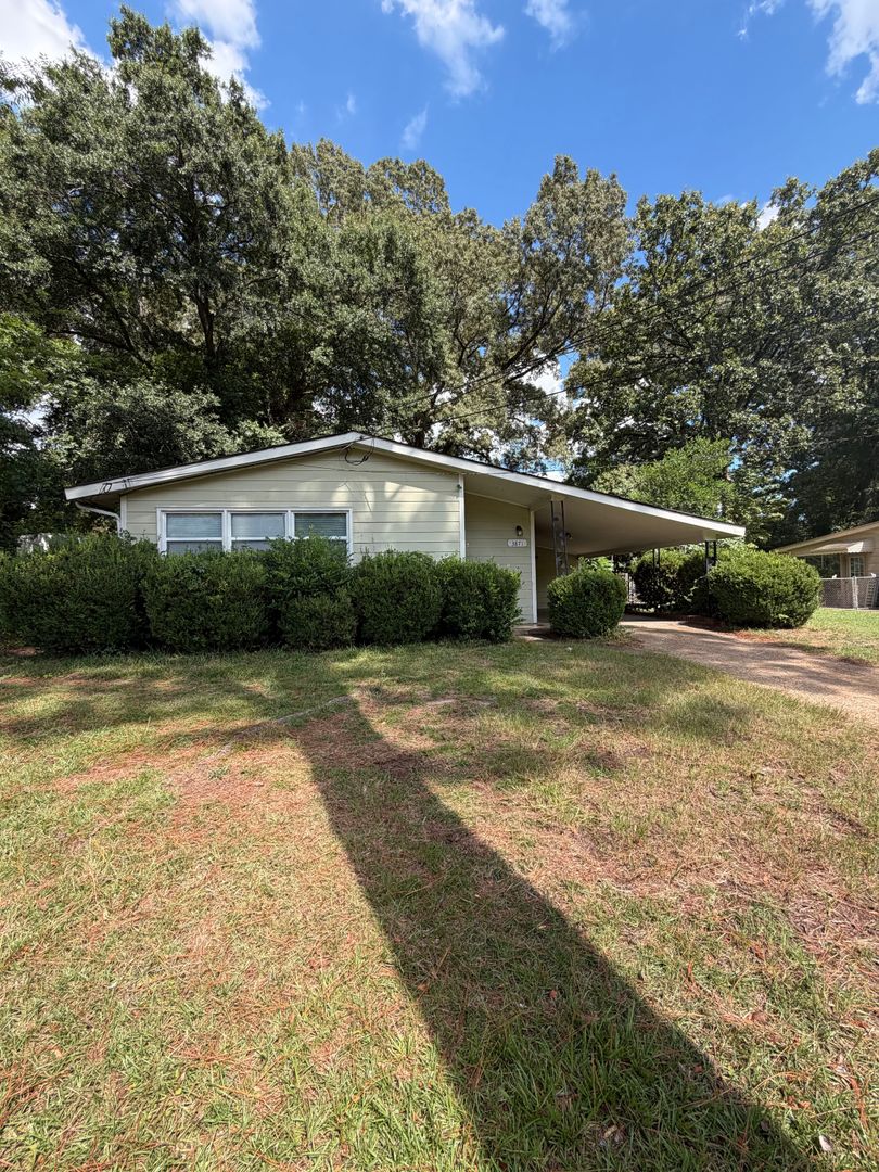 Montgomery House: 3871 Sherwood Dr