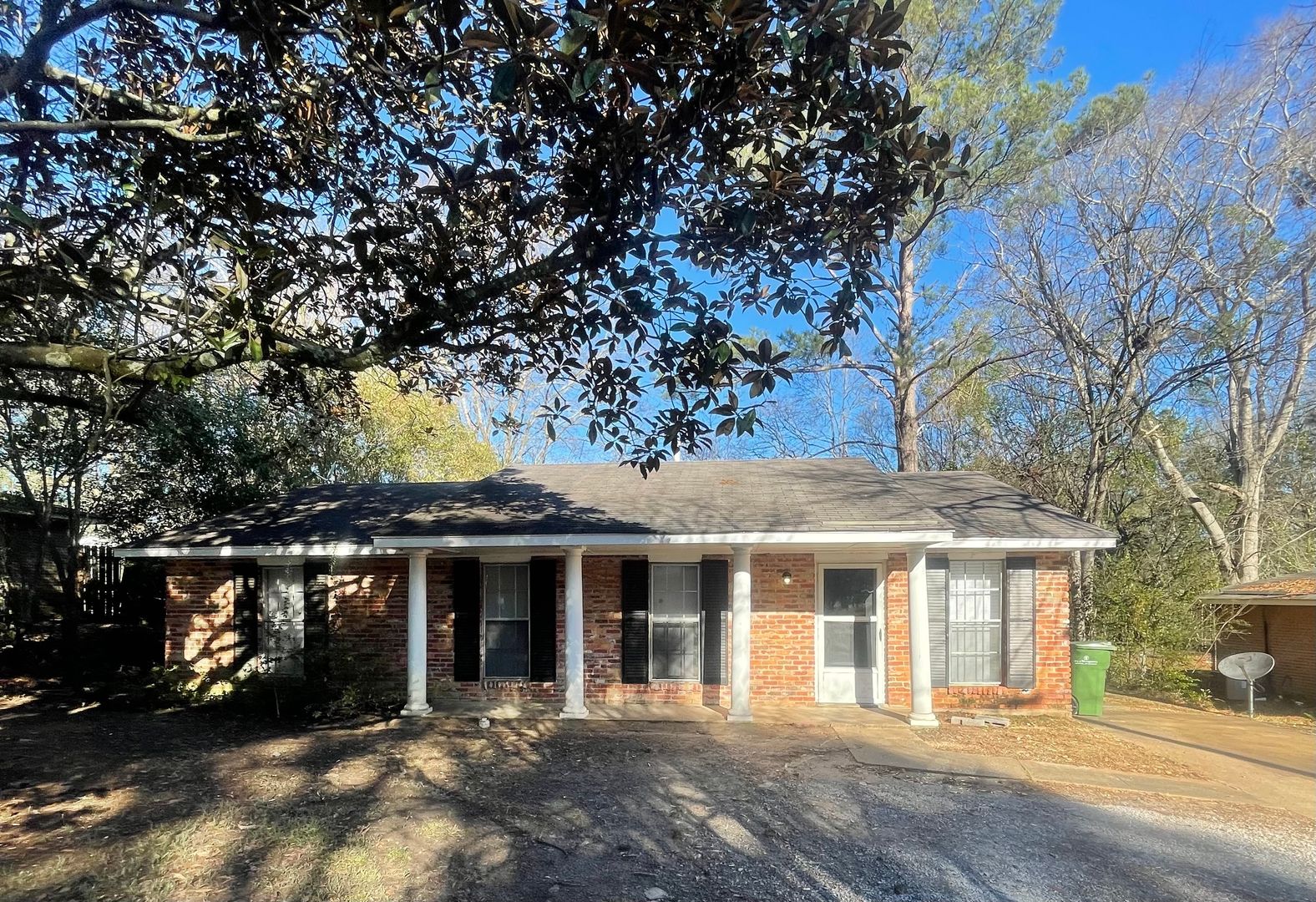 Montgomery House: 6123 Hinchcliff Rd