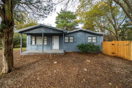 Beautiful 3 Bedroom Home- MUST SEE!! – photo 1