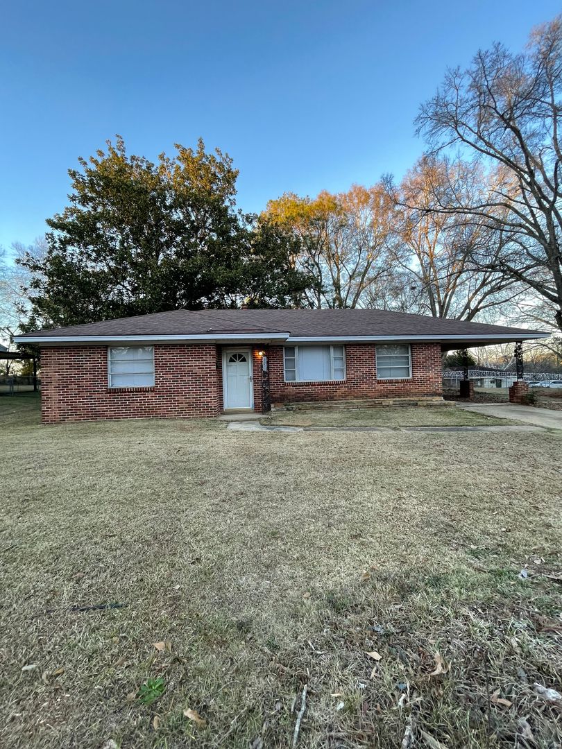 Montgomery House: 3551 Cottonwood Dr