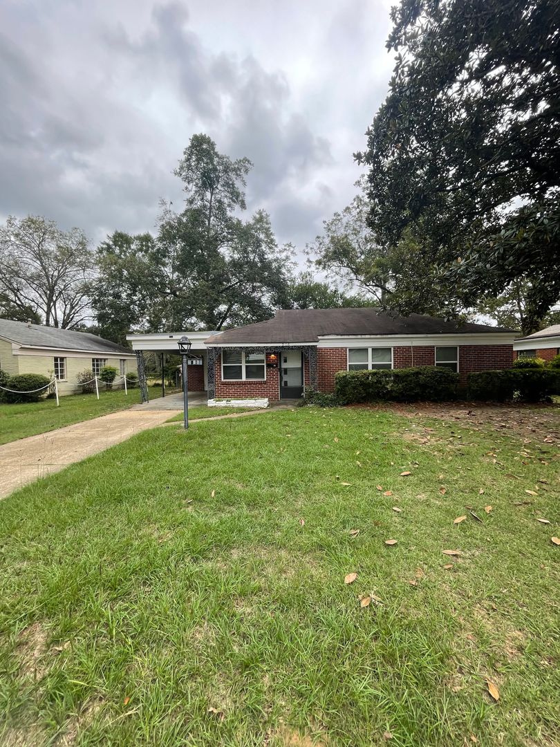 Montgomery House: 916 Grenada Dr
