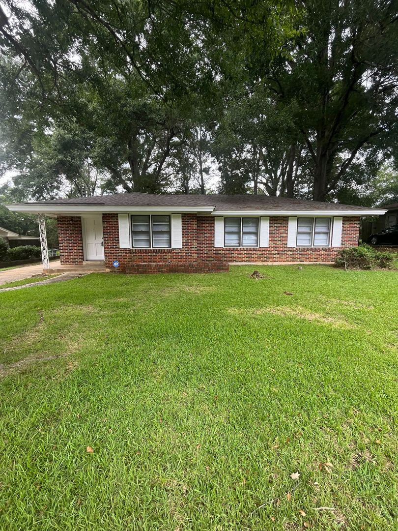 Montgomery House: 3825 Fairfield Dr