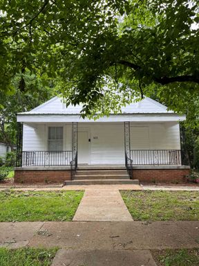 Now Accepting Section 8 Vouchers! Move in Ready 3br/2ba home! – photo 1