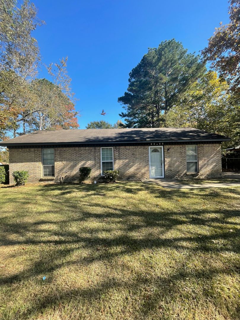 Montgomery House: 6646 Pinebrook Dr