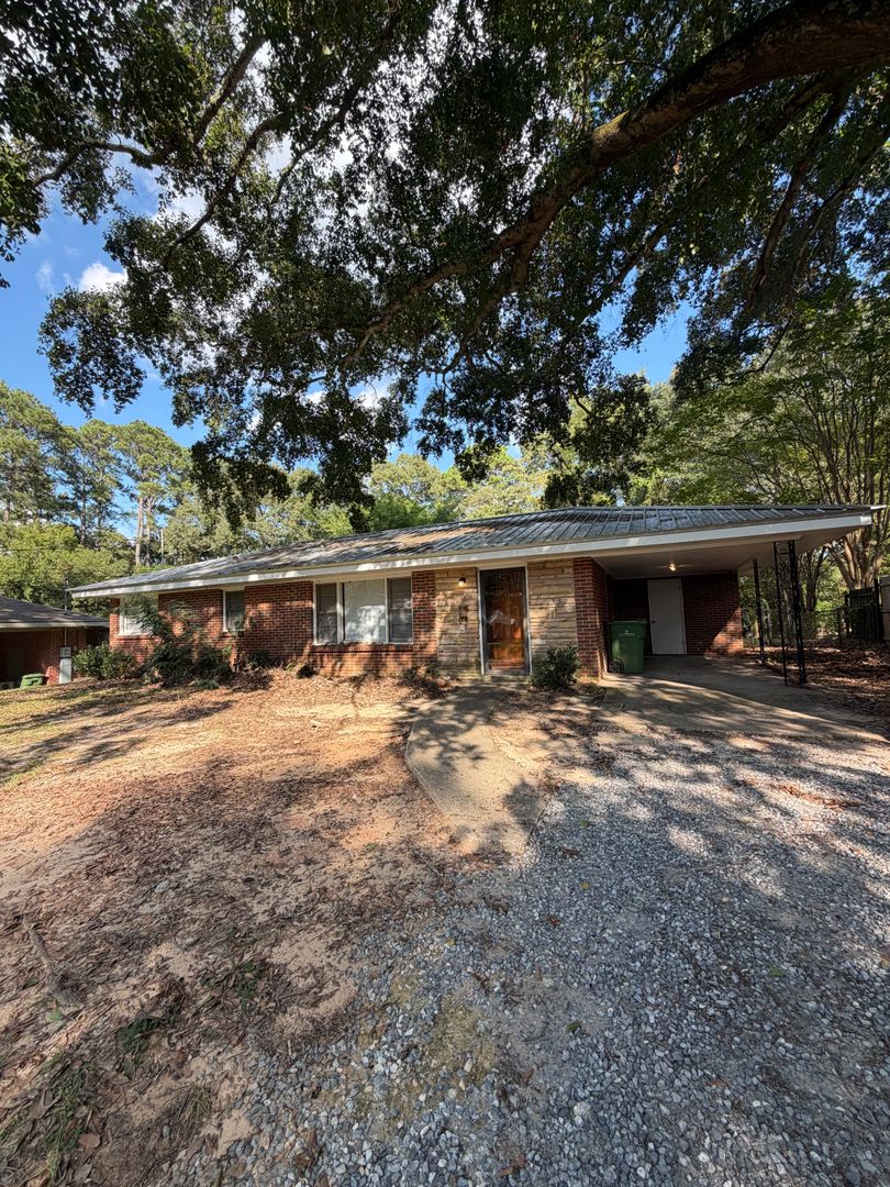 Montgomery House: 417 Holland Dr