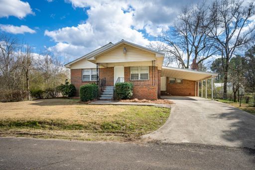 Roomy 3BR Home with Hardwood Floors, Huge Kitchen & Large Yard! – photo 1