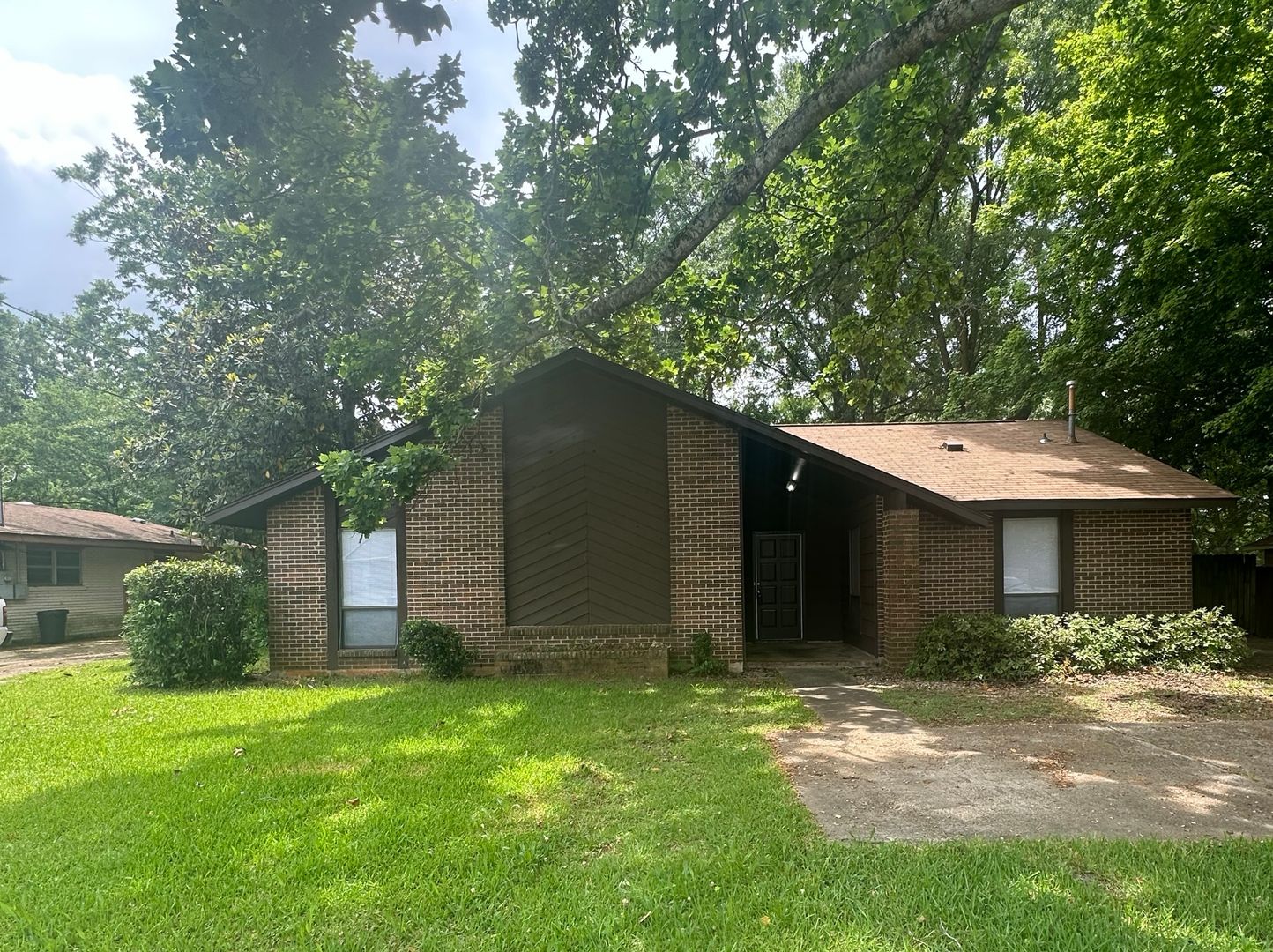 Montgomery House: 5718 Wares Ferry Rd