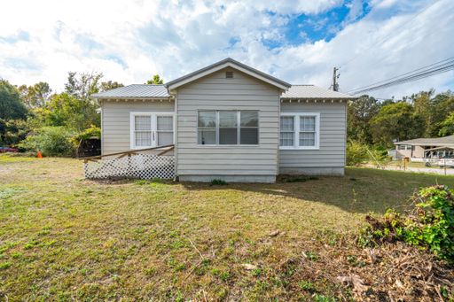 Move in Promo: $250 off First Month's Rent! Beautiful 3 Bedroom Home- MUST SEE!!