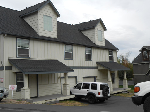 VIDEOTOUR: Huge Townhome with Garage. PETS WELCOME – photo 1