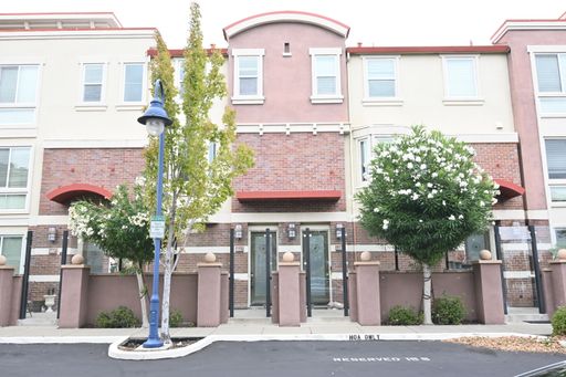 Tralee Village-Tri-Level Townhome, Modern Finished, Community Amenties (580 & Hopyard) – photo 1