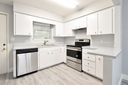 !!ONE MONTH FREE!! Renovated 2 Bedroom 1.5 Bath Townhome in Gainesville FL – photo 1