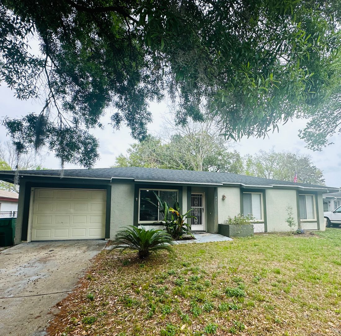 Winter Springs House: 421 S Hawthorn Cir