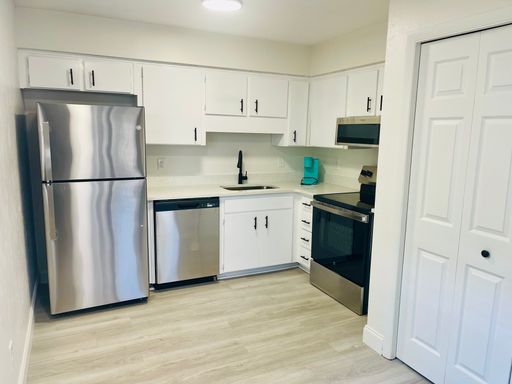 "RENOVATED 2 BEDROOM 1 BATHROOM " $500.00 Gift card Immediately move in " – photo 1