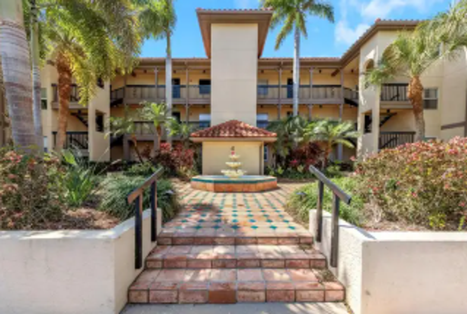 Clearwater House: 2400 Feather Sound Dr APT 827