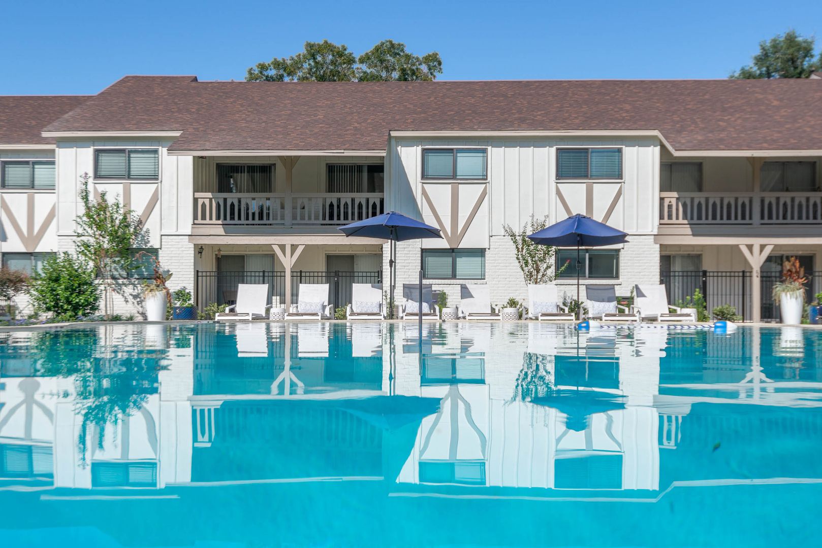 Pool at Camelot Apartments (6 of 8)