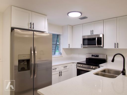 $500 Off First Month's rent!!!! Chic Mid-Century Charm at College Park Villas – Modern Living in Orlando’s Enclave – photo 1