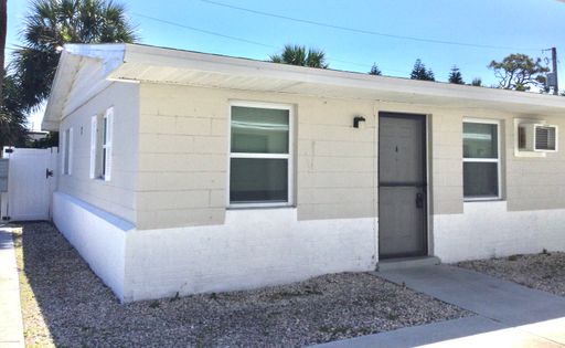 2 Bedroom 1 Bathroom w/ Private Yard – photo 1