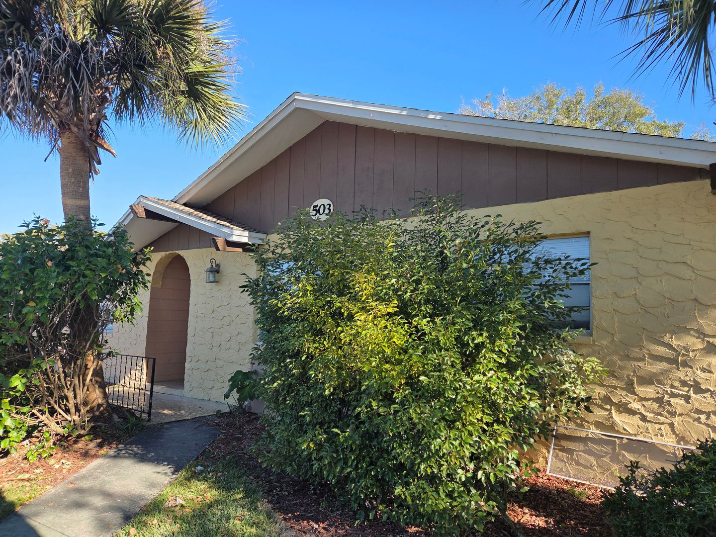 Lakeland Apartment: 423, 429, 503, 507 Duchess Ct