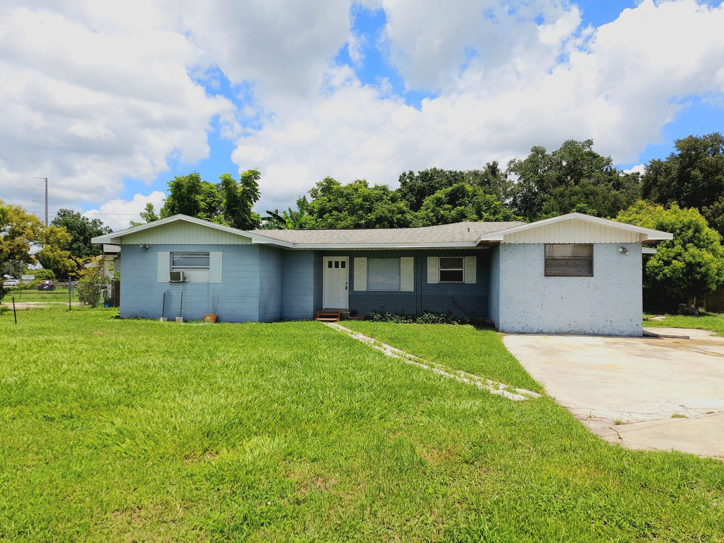 Lakeland House: 1035 N Combee Rd