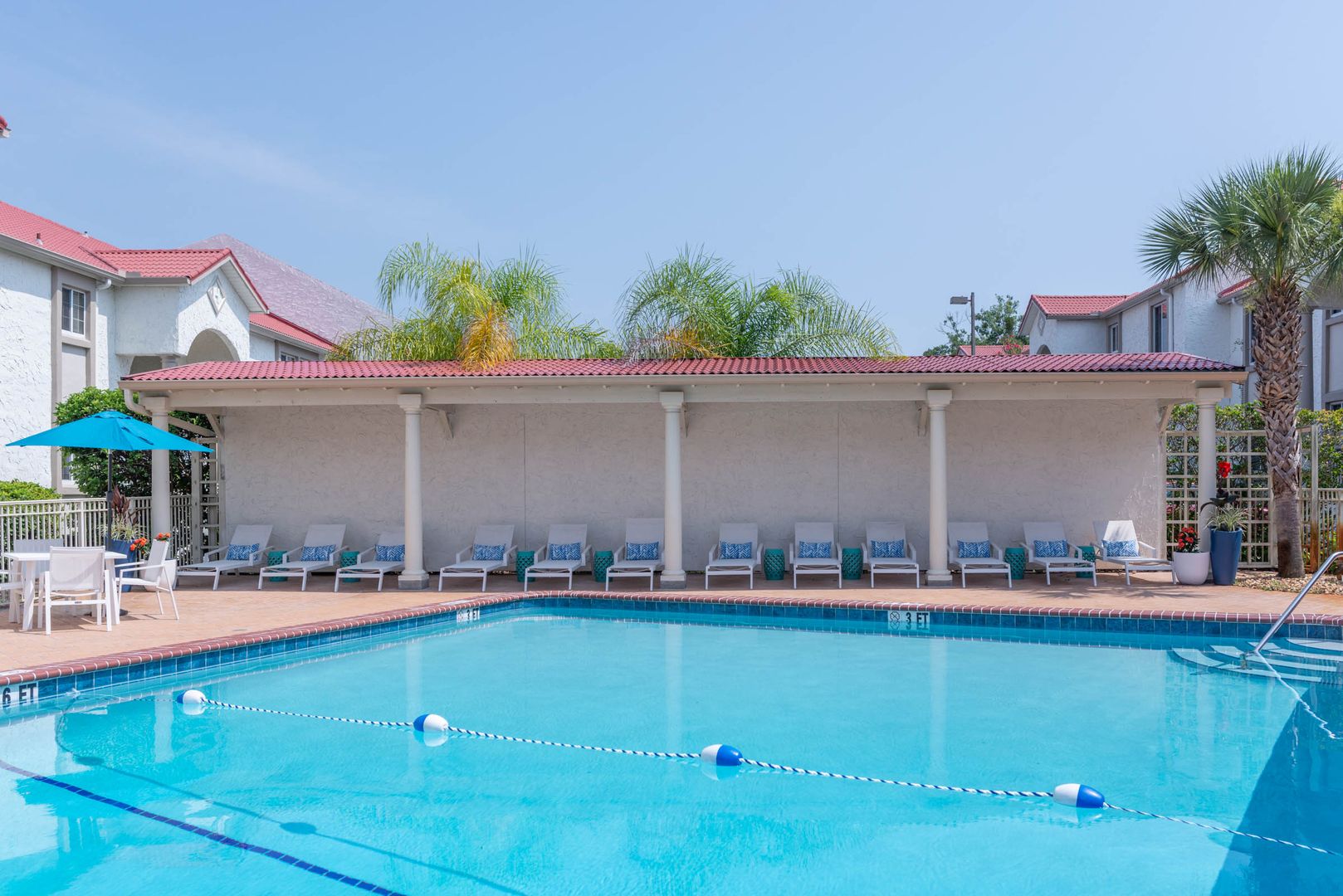 Pool at Mirabella Apartments (5 of 8)