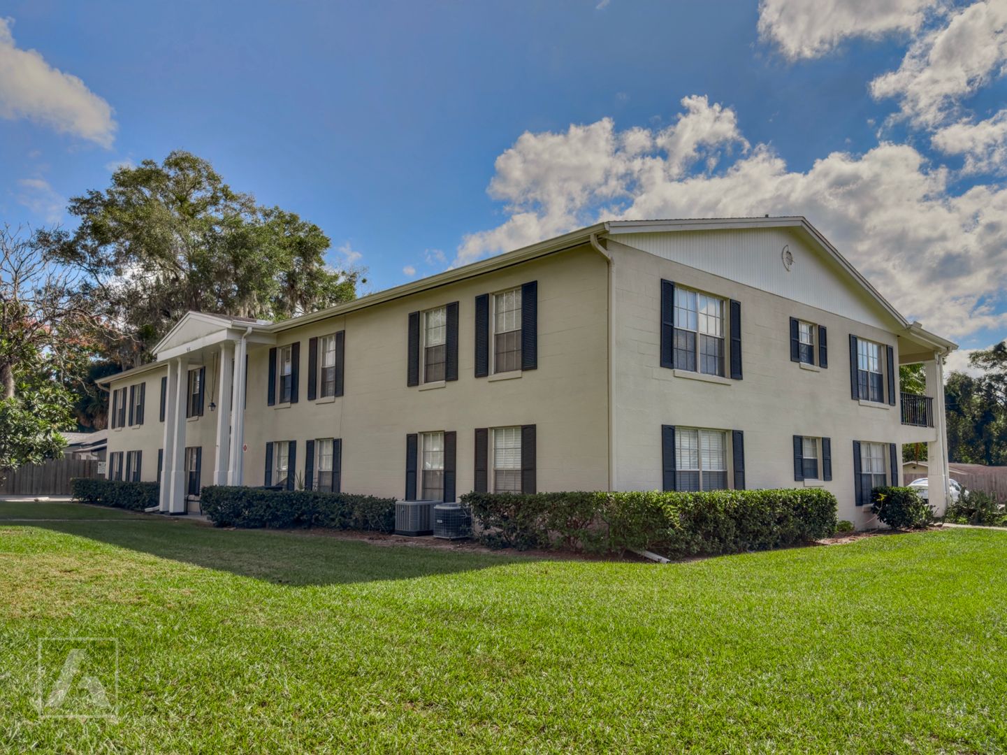 Deland Apartment: 916 W. New York Avenue