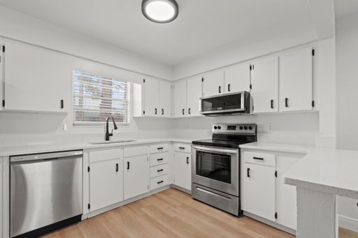 RENOVATED 2 BEDROOM 1 BATHROOM APARTMENT – photo 1