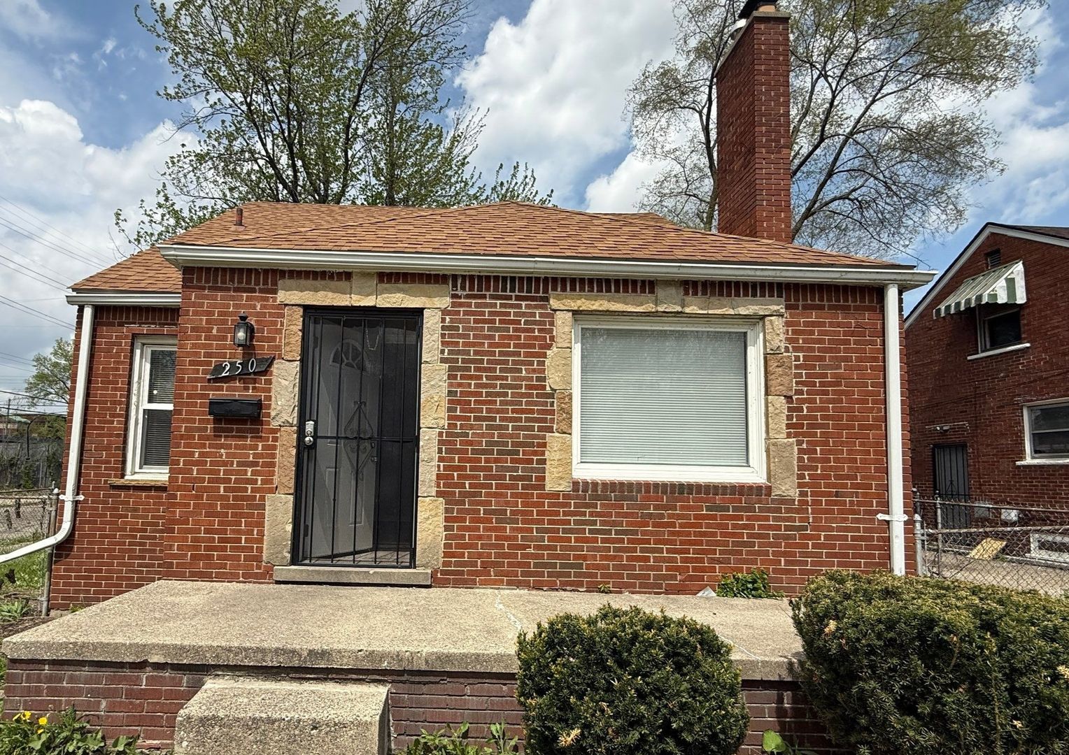 Detroit House: 250 W Brentwood St