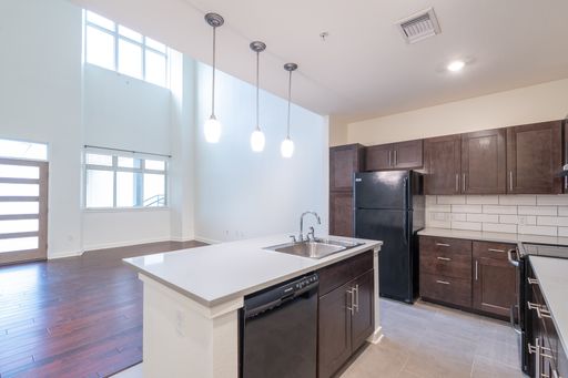 Fantastic 3-Bed Apartment in Exclusive Austin Community – photo 1