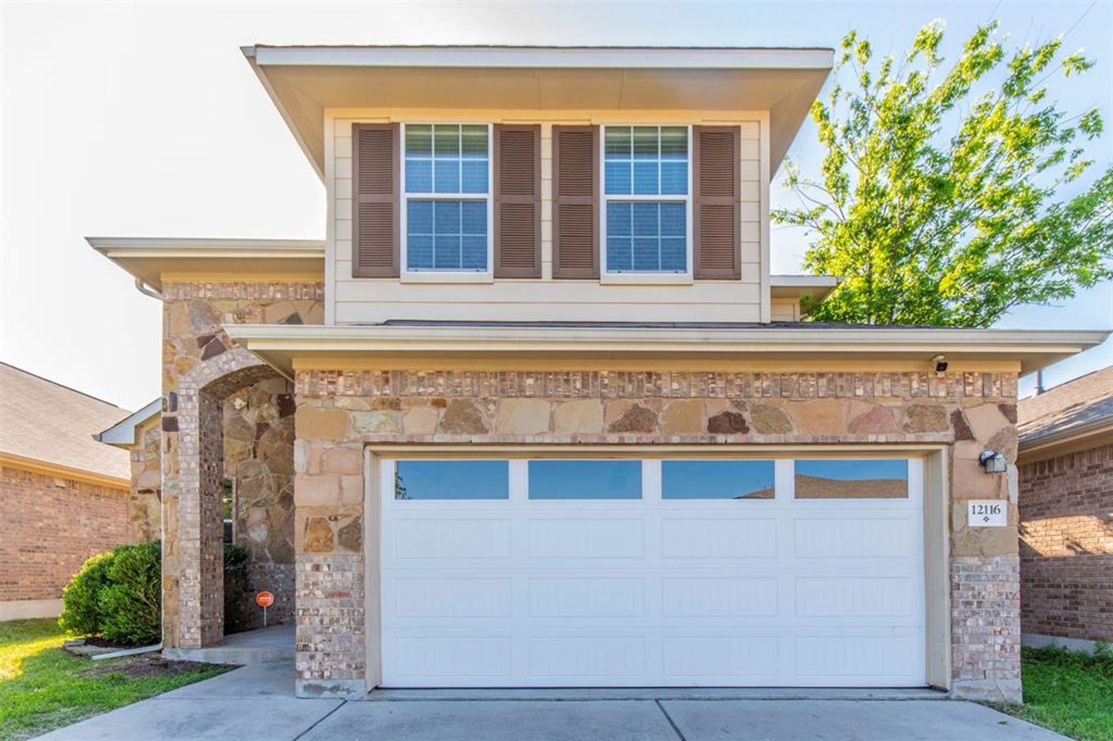 Manor House: 12116 Pecangate Way