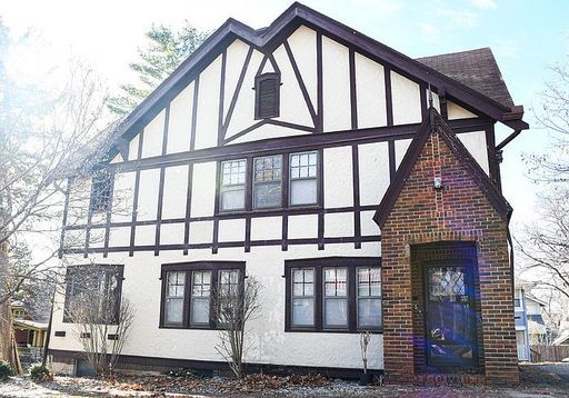 Spacious 3 Bed, 2 Bath Unit in Prime Plaza/Brookside Location – photo 1