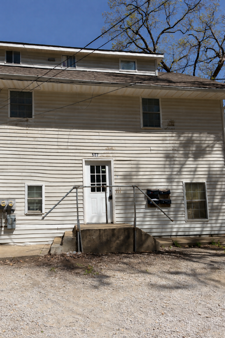 Excelsior Springs Apartment: 507 Henrie St.