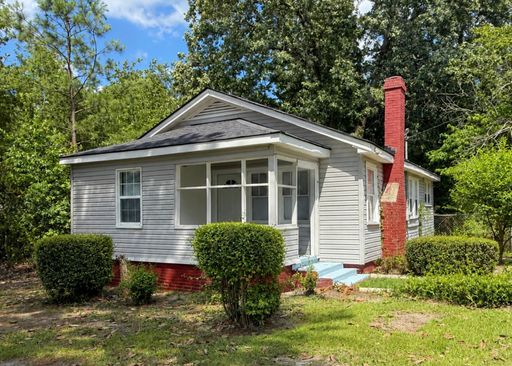 Charming 2-Bedroom Cottage with Bonus Room & Half-Acre Lot! – photo 1