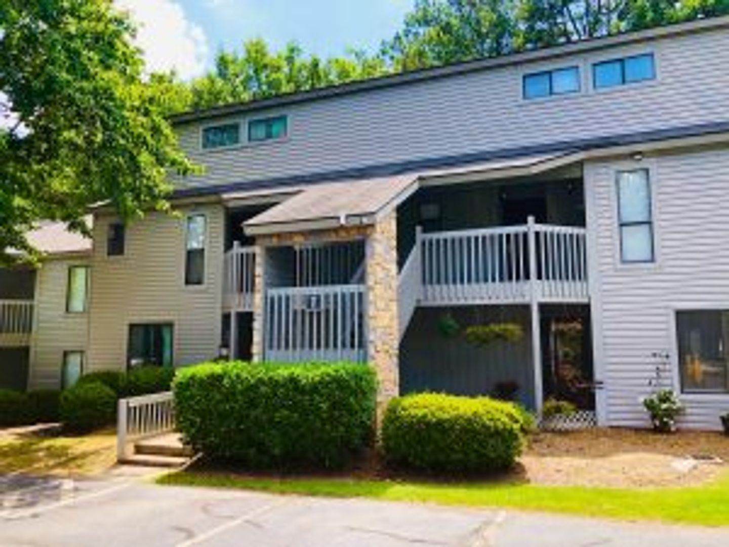 Columbia House: 405 Harbison Blvd Apt 123