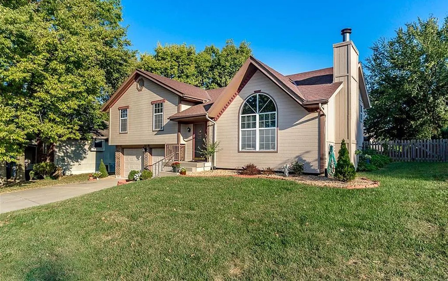 Blue Springs House: 1211 S.W. Hillcrest Drive