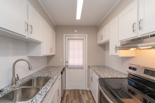 $895 & FULLY UPDATED! Stylish 1BR Apartment Available Now! – photo 1