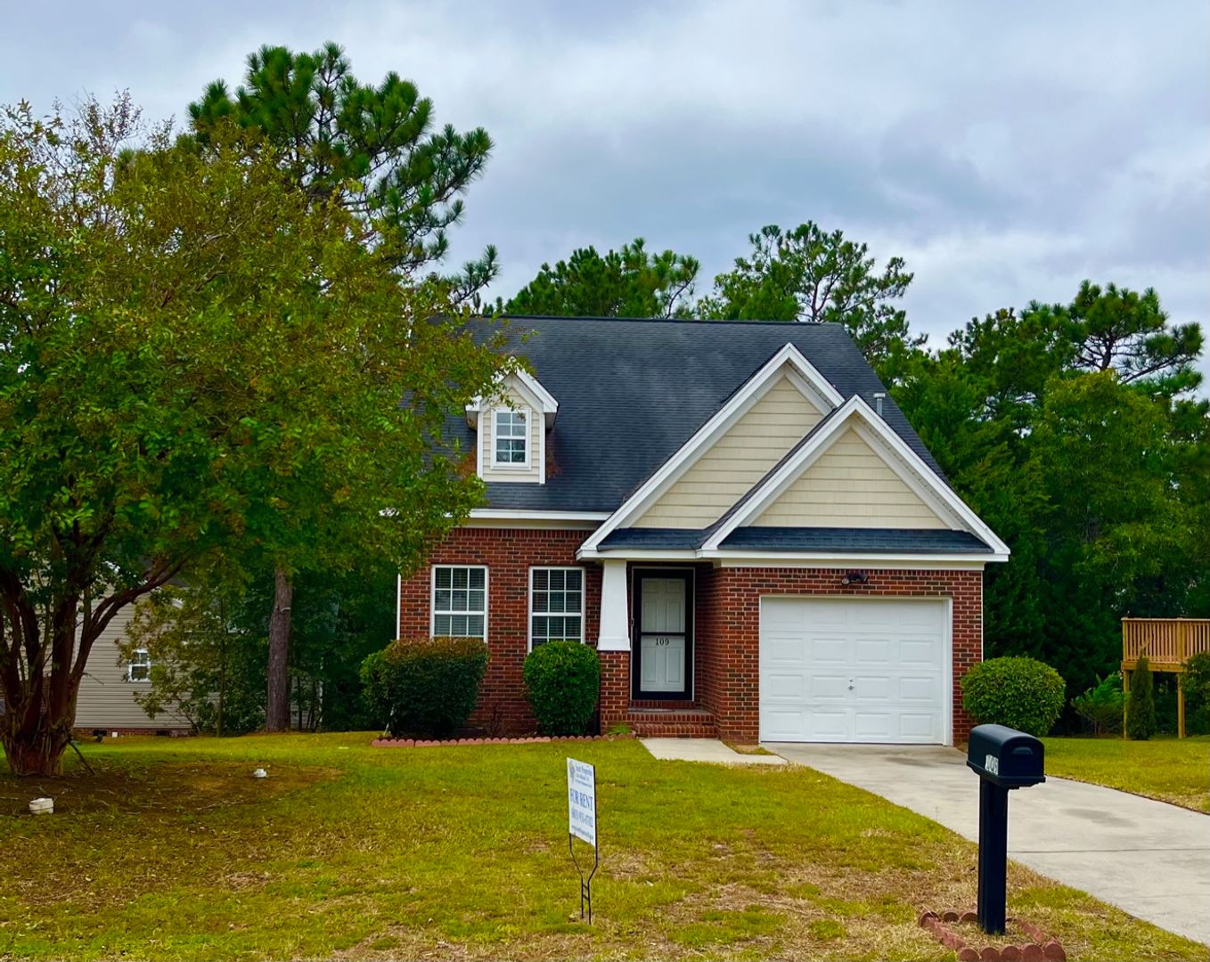 Columbia House: 109 Sweetoak Dr
