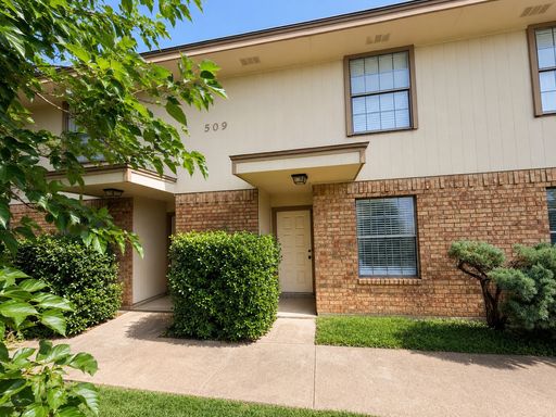 Large 2 bedrooms Townhome Near Downtown Crowley with Covered Parking!