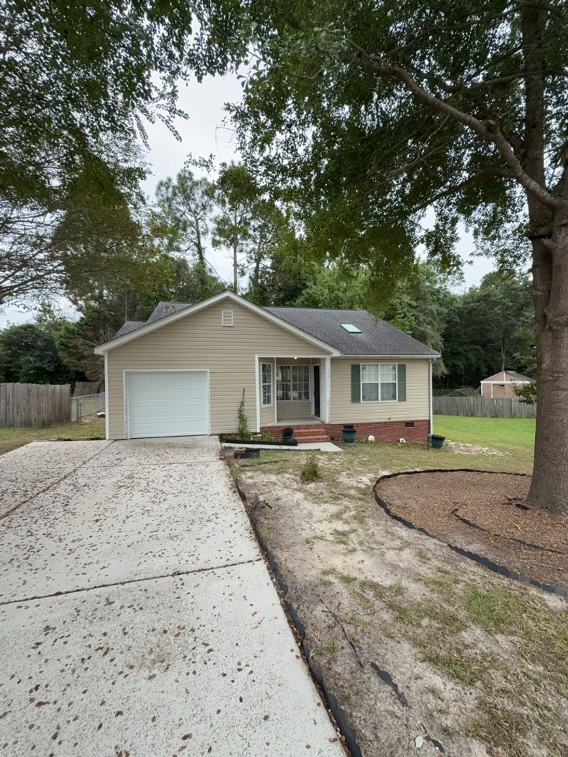 West Columbia House: 469 Coops Ct