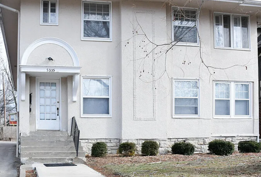 Charming 2 Bed, 1 Bath Unit in Prime Brookside/Plaza Location – photo 1