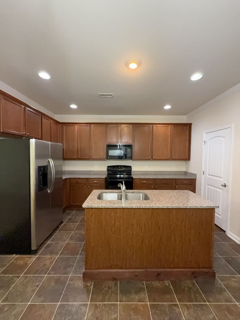 204 Ashmore Ln 5 of 12
