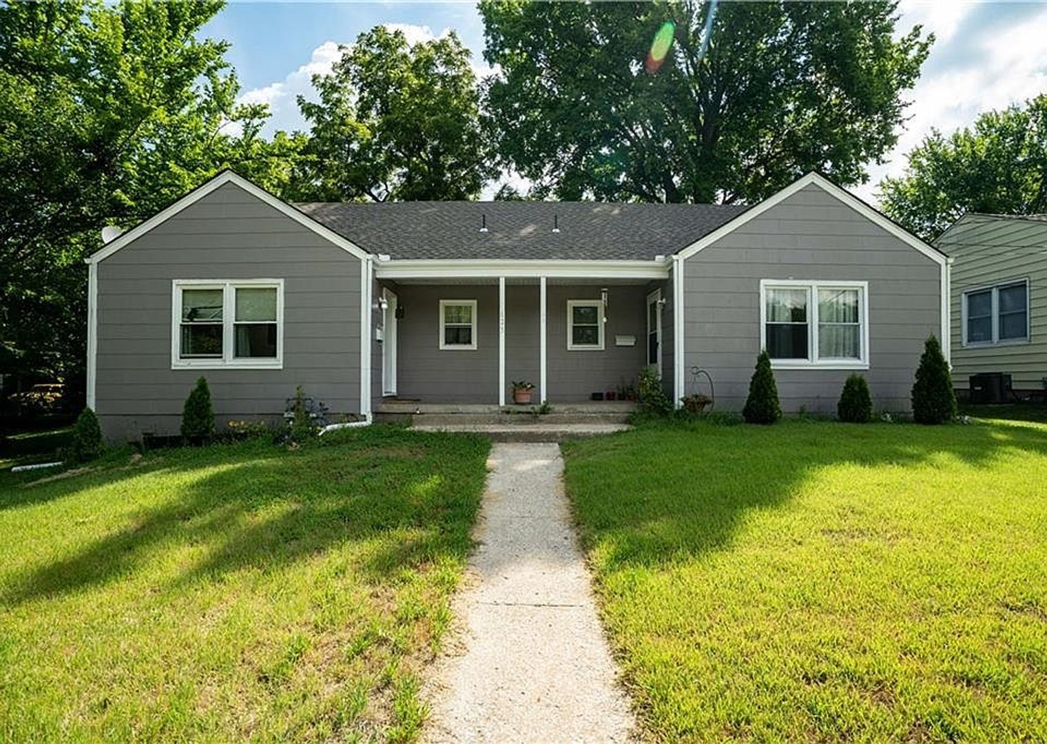 Independence Apartment: 621-623 N Pleasant St