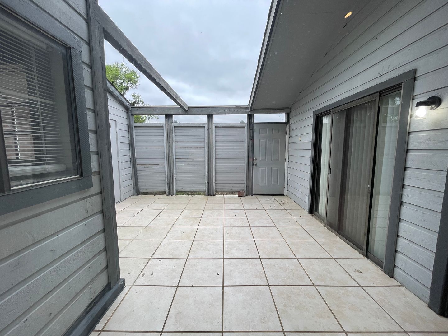 Hurst Condo: 602 Bellaire Dr