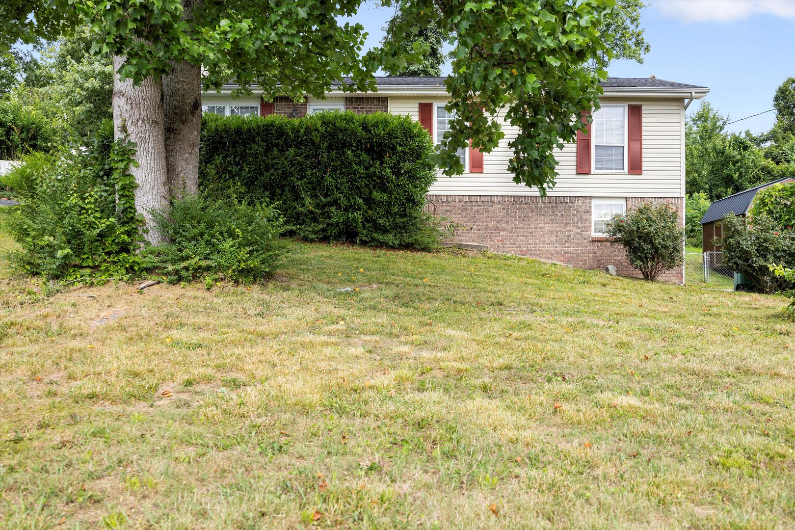 4015 Shady Oak Drive Ooltewah, TN 37363 2 of 8