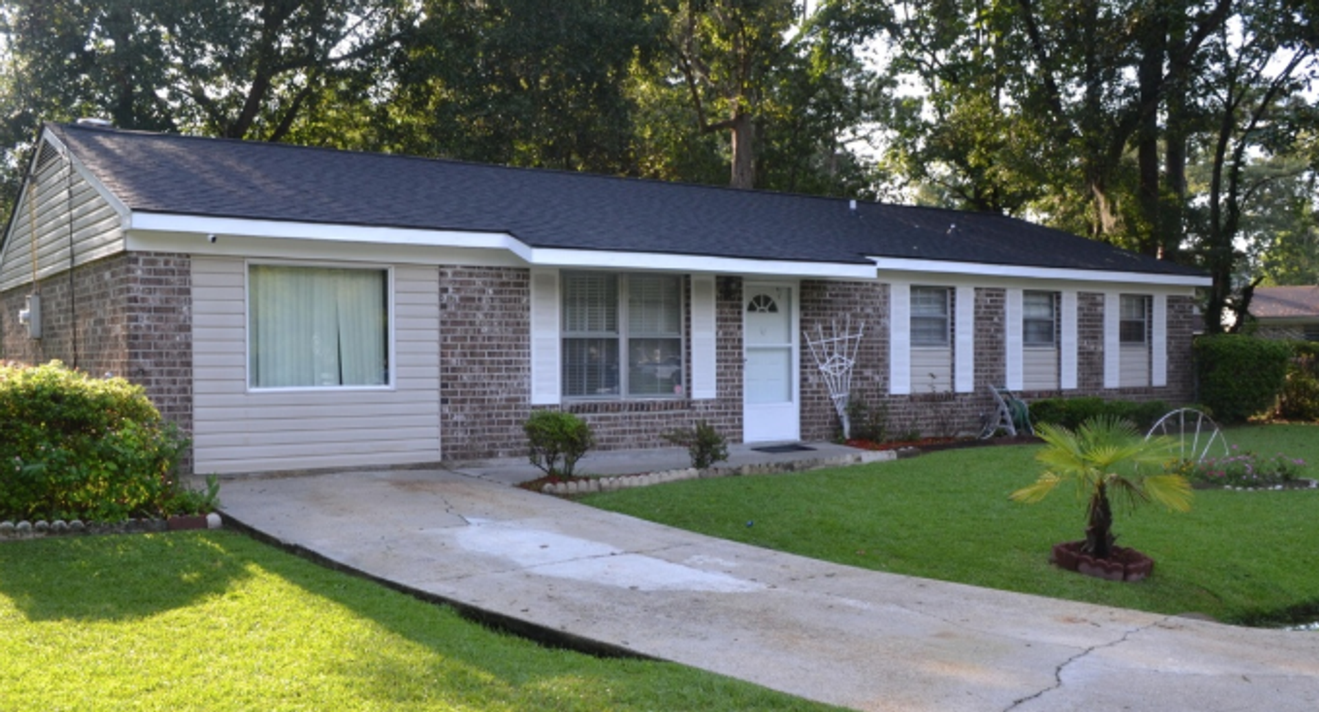 Charleston House: 1992 Beechnut St